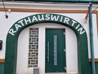 ie Rathaus Wirtin in Leopoldsdorf im Marchfeld ist ein charmantes Gasthaus, das für seine gemütliche Atmosphäre und die herzliche Gastfreundschaft bekannt ist.